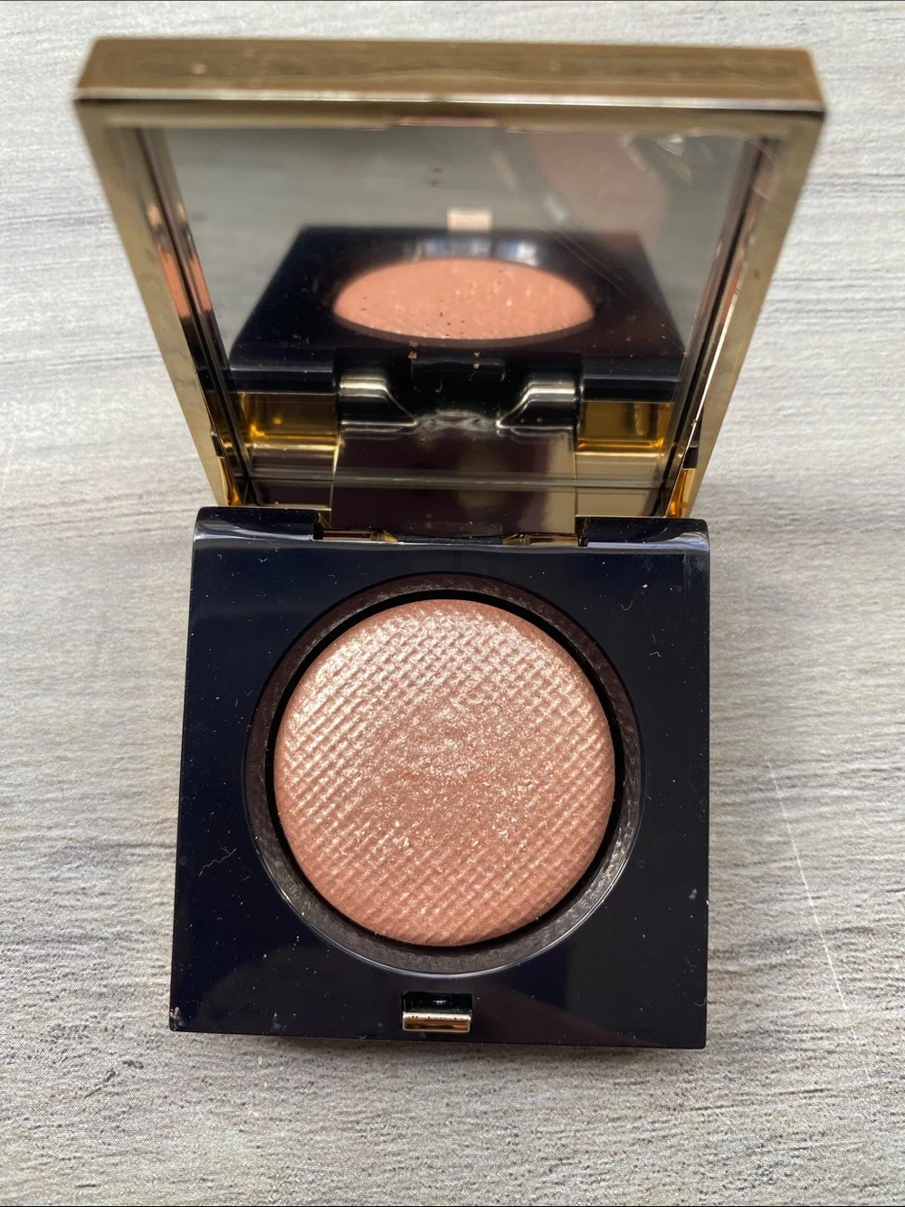 Bobbi Brown Shimmery Eyeshadow in moonstone